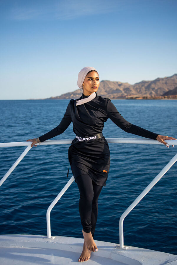 طقم سباحة أسود داكن بأكمام طويلة وتجميعات