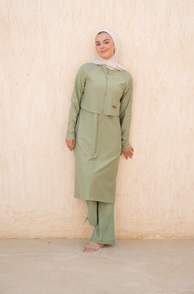 توب سباحة فلو زيتوني بطبقات وسحاب أمامي وطول ممتد
