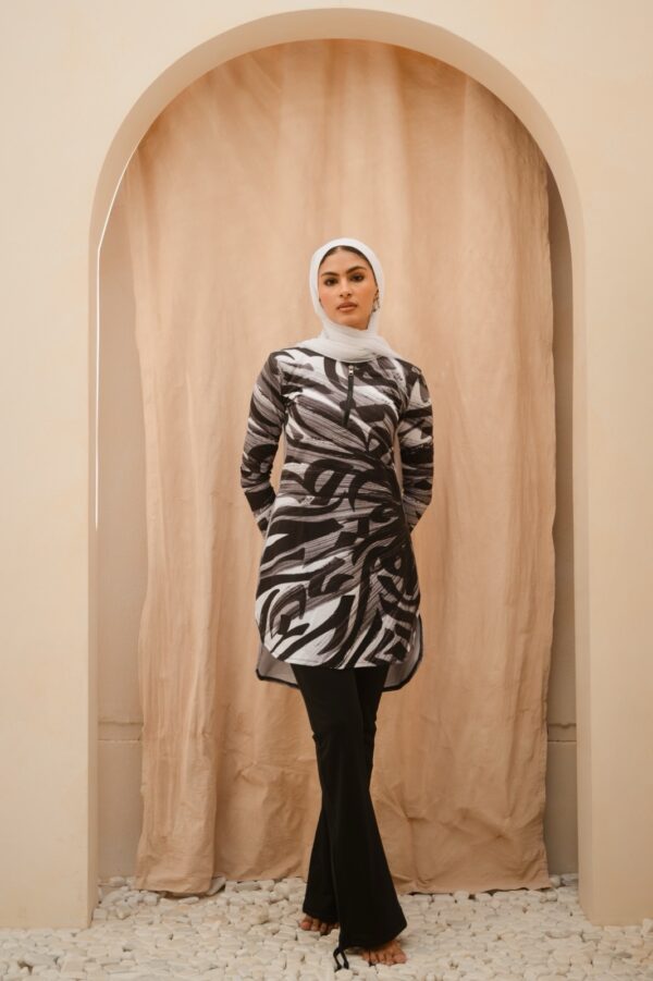 Huruf Black and White Brushstroke Print Long Sleeve Swim Top