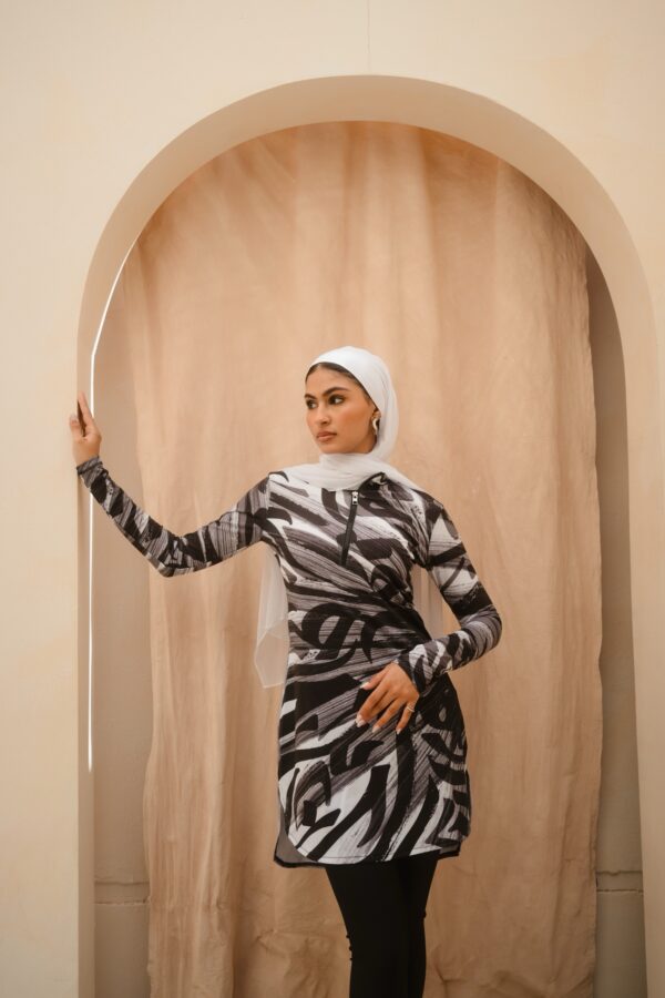 Huruf Black and White Brushstroke Print Long Sleeve Swim Top