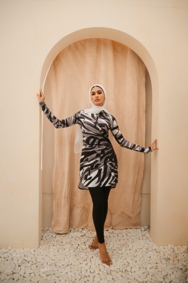 Huruf Black and White Brushstroke Print Long Sleeve Swim Top