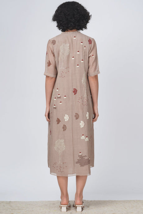 Hakoni print pleated dress back view with scattered motifs, model wearing it