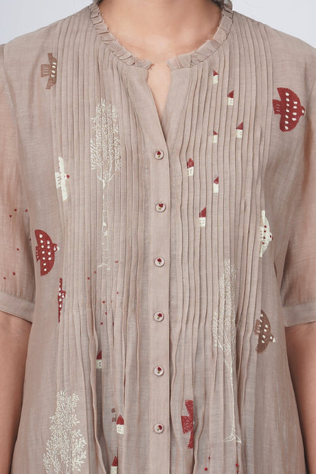 Close-up of the Hakoni print pleated dress ruffle neckline, pintucks and button placket