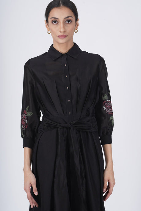 Close-up of the black rose printed sleeve dress collar, rose motif sleeve and tied waist