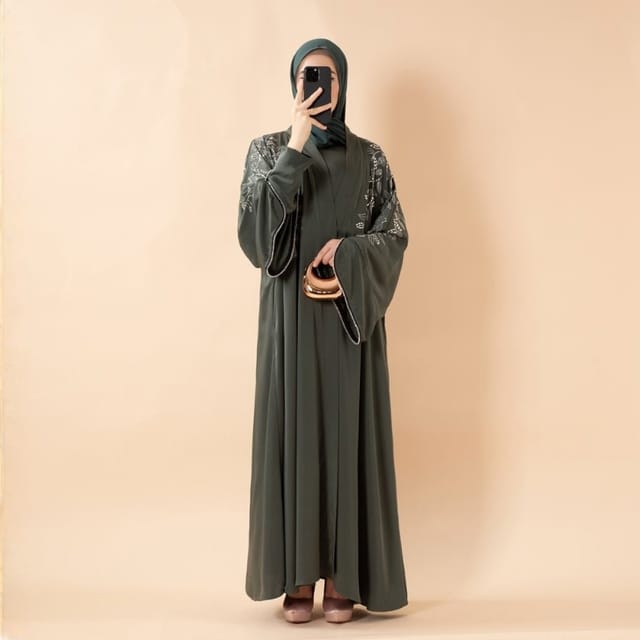 طقم عباية من ثلاث قطع من الساتان مزيّن بزخرفة طقم عباية من ثلاث قطع من الساتان مزيّن بزخرفة