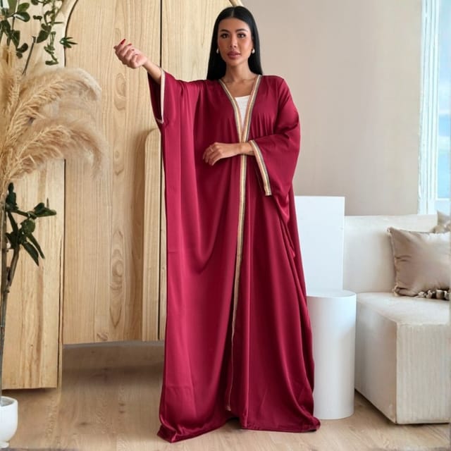 عباية ساتان مزخرفة باللون الأحمر