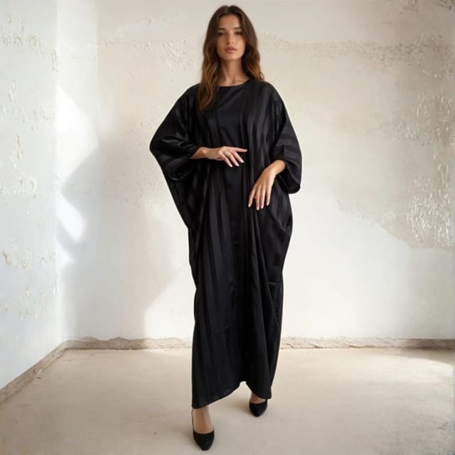 عباية مفتوحة مخططة من الساتان باللون الأسود
