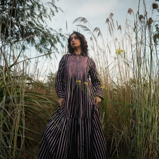 فستان أكاري أسود مخطط فستان أكاري أسود مخطط