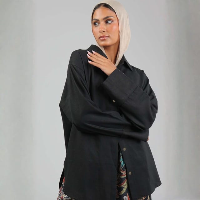 قميص كتان أسود